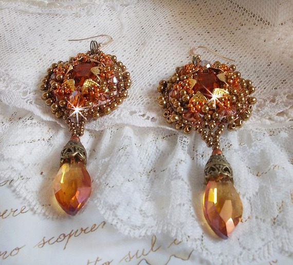 BO Harmony Amber bordado com cristais Swarovski, cabochons de vidro boémio dos anos 60, mini-contas, contas de sementes e ganchos para as orelhas cheias de ouro de 14 quilates