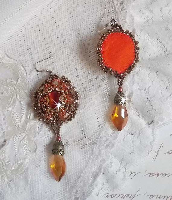 BO Harmony Amber bordado com cristais Swarovski, cabochons de vidro boémio dos anos 60, mini-contas, contas de sementes e ganchos para as orelhas cheias de ouro de 14 quilates