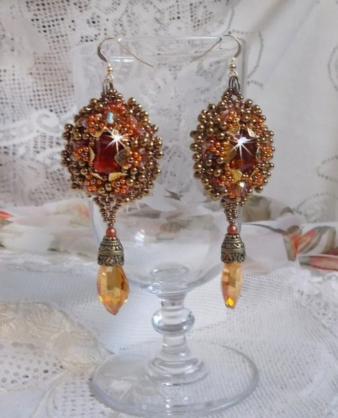 BO Harmony Amber bordado com cristais Swarovski, cabochons de vidro boémio dos anos 60, mini-contas, contas de sementes e ganchos para as orelhas cheias de ouro de 14 quilates