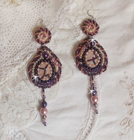 BO Grace bordado com quartzo rosa, cristais Swarovski, contas de pérolas, contas de sementes e ganchos para as orelhas 925/1000 Sterling Silver