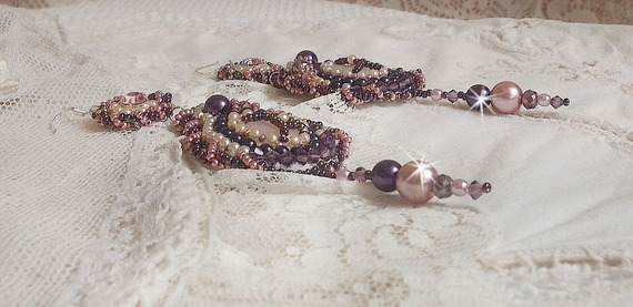 BO Grace bordado com quartzo rosa, cristais Swarovski, contas de pérolas, contas de sementes e ganchos para as orelhas 925/1000 Sterling Silver