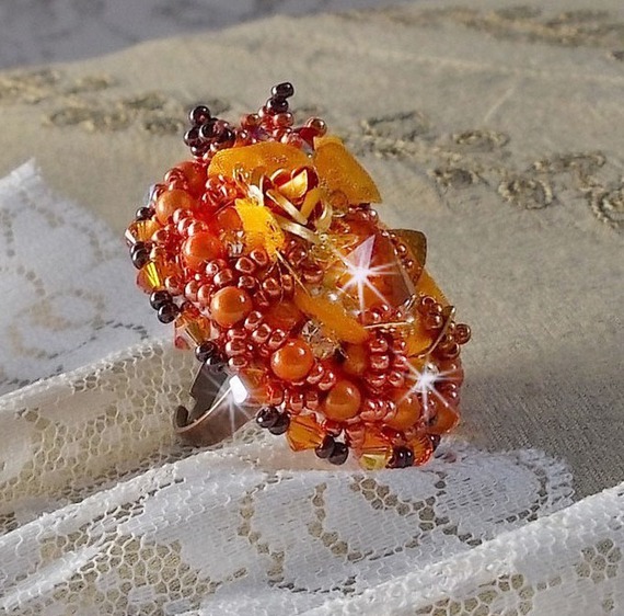Les Rêves d'Acapulco anel bordado com cristais Swarovski, missangas de sementes Miyuki, vidro e pérolas em estilo Chic Boho Ethnic