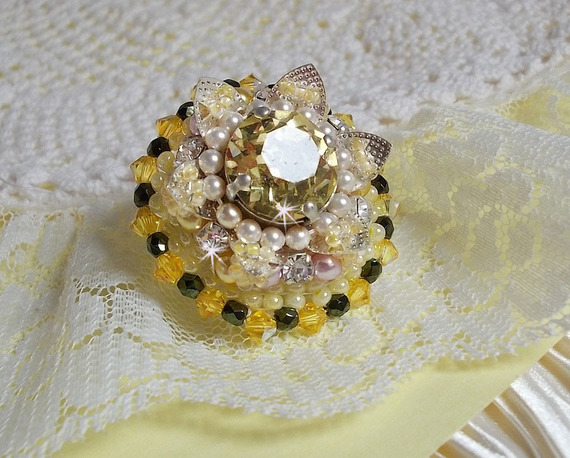 Anel de flores bordado com cristais Swarovski, pérolas redondas, pérolas de sementes e um suporte de anel de prata 925/1000
