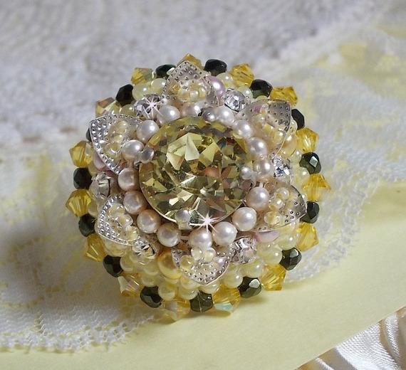 Anel de flores bordado com cristais Swarovski, pérolas redondas, pérolas de sementes e um suporte de anel de prata 925/1000