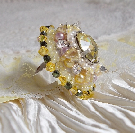 Anel de flores bordado com cristais Swarovski, pérolas redondas, pérolas de sementes e um suporte de anel de prata 925/1000