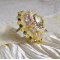 Anel de flores bordado com cristais Swarovski, pérolas redondas, pérolas de sementes e um suporte de anel de prata 925/1000