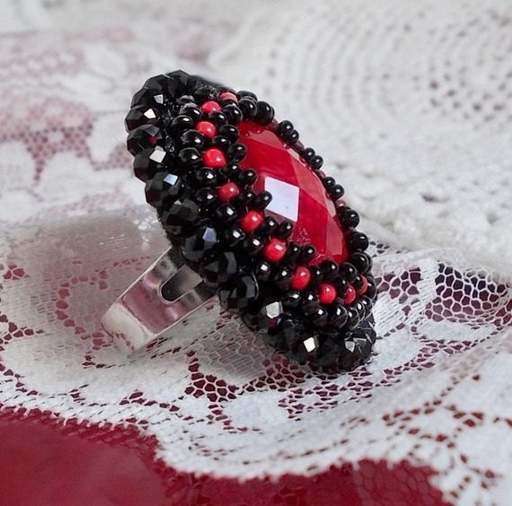 Meia-noite em Paris anel bordado com um cabochon vermelho facetado e pérolas negras redondas