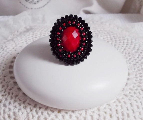 Meia-noite em Paris anel bordado com um cabochon vermelho facetado e pérolas negras redondas