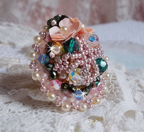 Anel boémio bordado com cristais Swarovski, facetas e missangas Miyuki