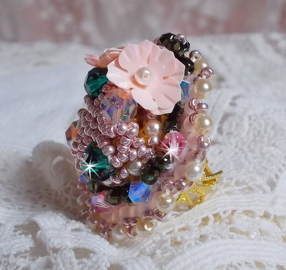 Anel boémio bordado com cristais Swarovski, facetas e missangas Miyuki
