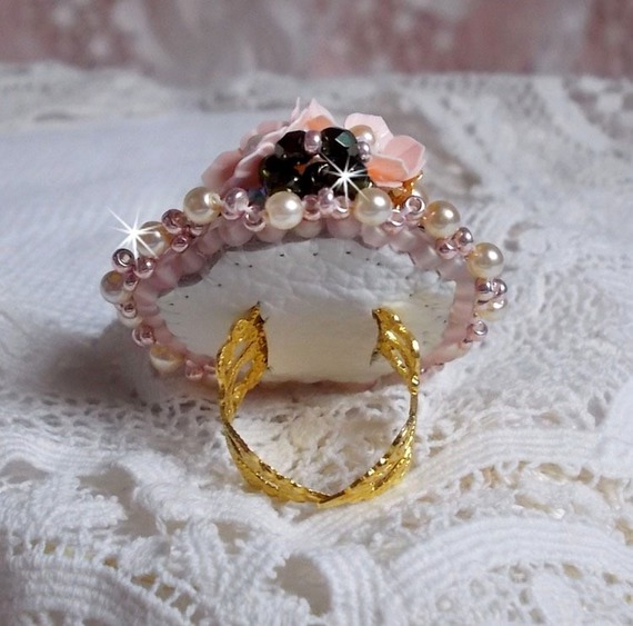 Anel boémio bordado com cristais Swarovski, facetas e missangas Miyuki