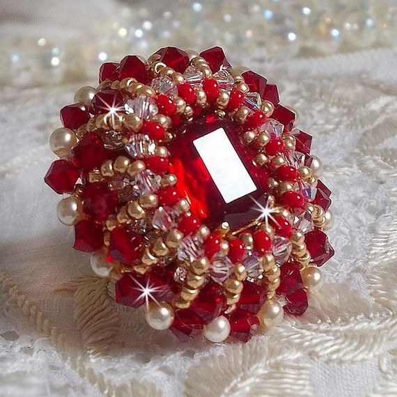 Anel de rubi com um cabochon de cristal boémio bordado em estilo rubi