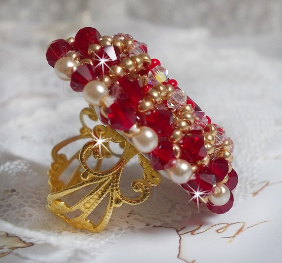 Anel de rubi com um cabochon de cristal boémio bordado em estilo rubi