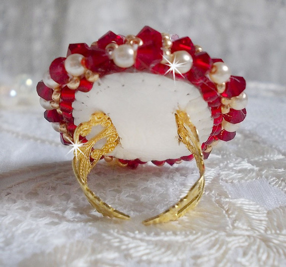 Anel de rubi com um cabochon de cristal boémio bordado em estilo rubi