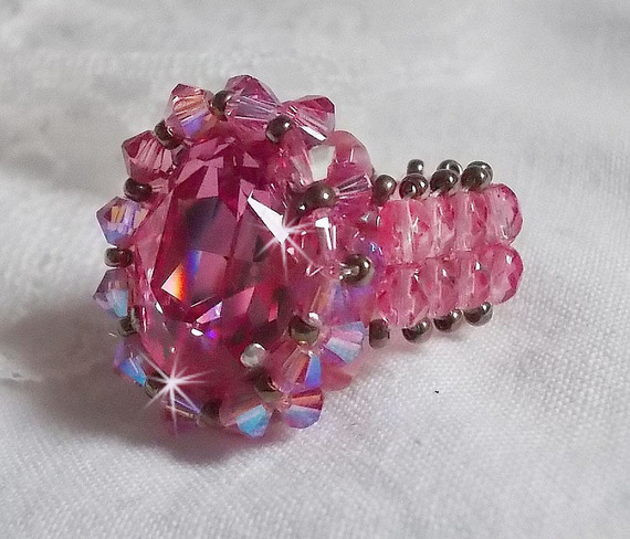 Anel Rose Royale com facetas e um cabochon de cristal Swarovski