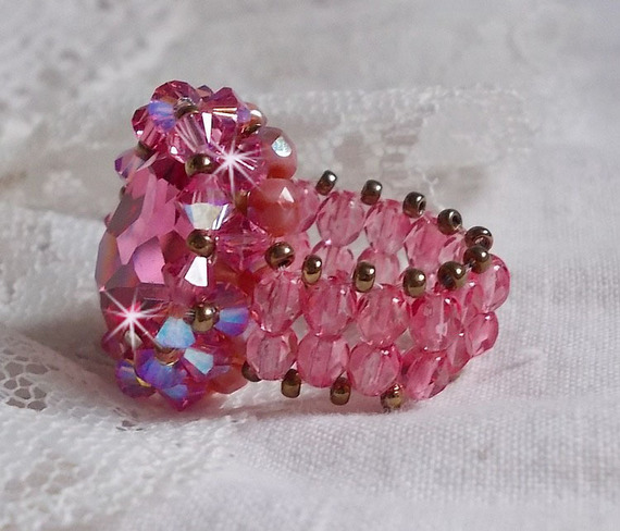 Anel Rose Royale com facetas e um cabochon de cristal Swarovski