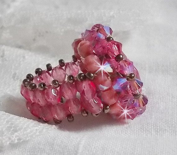 Anel Rose Royale com facetas e um cabochon de cristal Swarovski