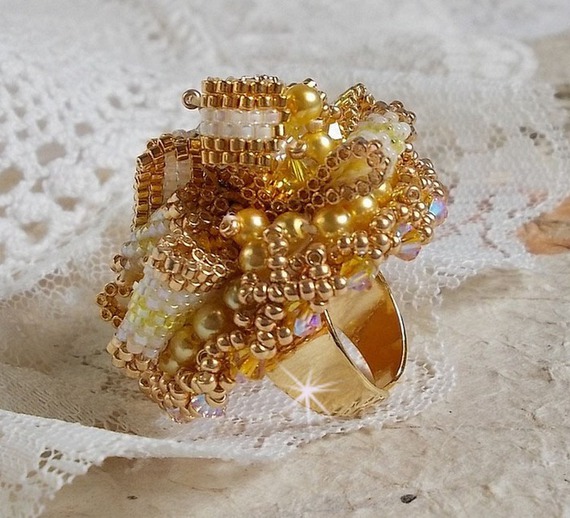 Anel Haute-Couture Gold Girassol bordado com contas de sementes douradas de 24 quilates e cristais Swarovski 