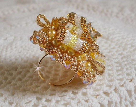 Anel Haute-Couture Gold Girassol bordado com contas de sementes douradas de 24 quilates e cristais Swarovski 