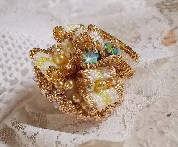 Anel Haute-Couture Gold Girassol bordado com contas de sementes douradas de 24 quilates e cristais Swarovski 
