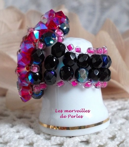 Anel désireless com facetas de cristais Swarovski e fiadeiras