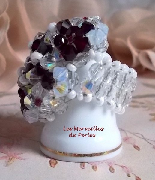 Facetas de cristal Swarovski e anel branco com facetas de cristal Swarovski