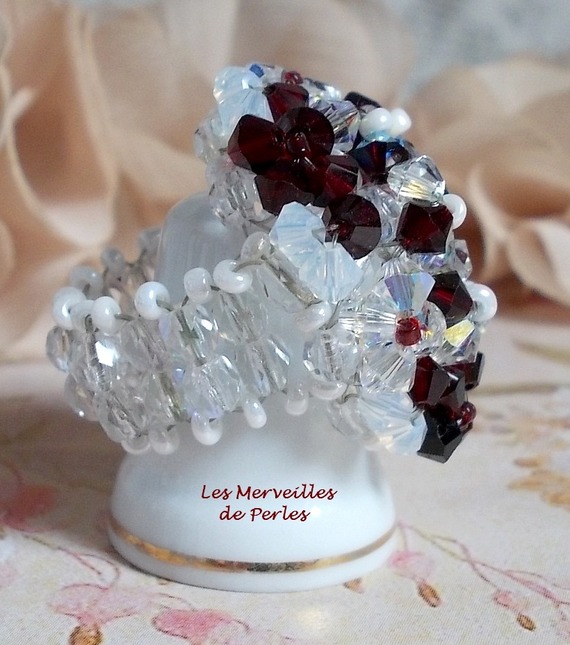 Facetas de cristal Swarovski e anel branco com facetas de cristal Swarovski