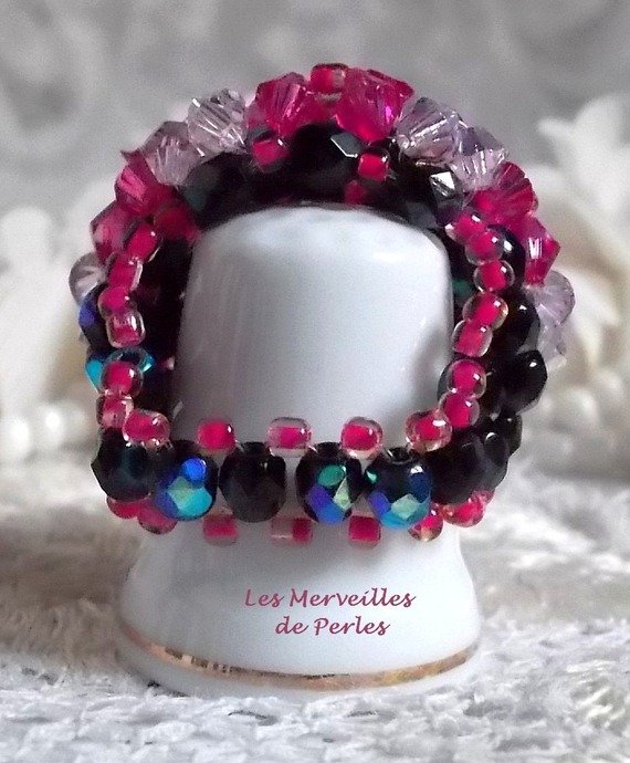 Anel de Hibiscus com facetas de cristal Swarovski e fiadeiras
