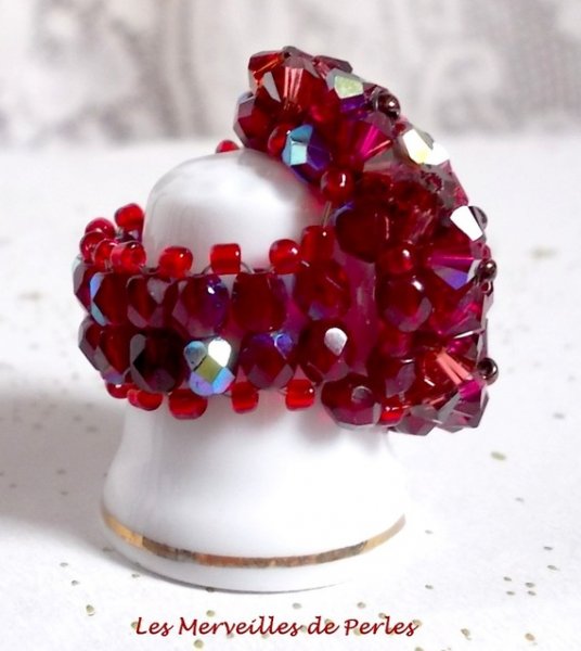 Anel Orquídea com facetas de cristais Swarovski e fiadeiras