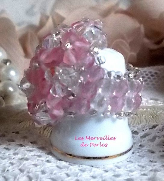 Anel Rosa Cintilante com facetas de cristais Swarovski e fiadeiras