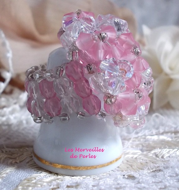 Anel Rosa Cintilante com facetas de cristais Swarovski e fiadeiras