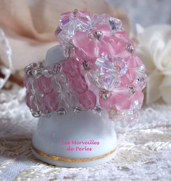 Anel Rosa Cintilante com facetas de cristais Swarovski e fiadeiras