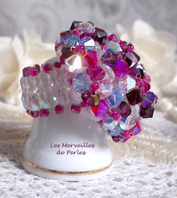 Anel de fendas rosa com facetas de cristal Swarovski e fiadeiras