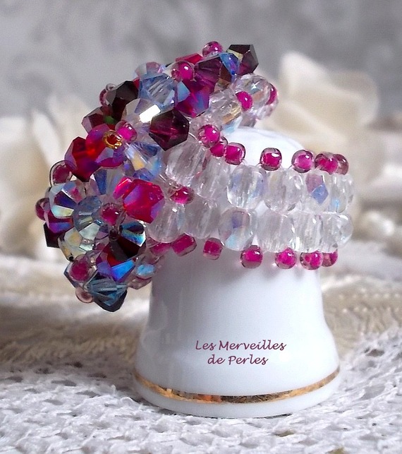 Anel de fendas rosa com facetas de cristal Swarovski e fiadeiras