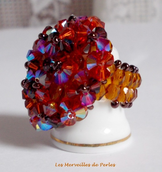 Anel Topázio com facetas de cristais Swarovski e fiadeiras