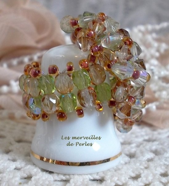 Anel Veronese com facetas, topos giratórios e um vaivém de cristal Swarovski