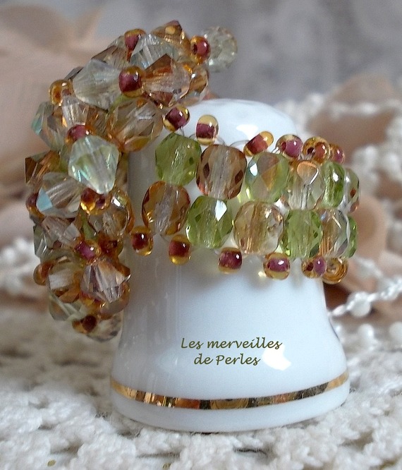 Anel Veronese com facetas, topos giratórios e um vaivém de cristal Swarovski