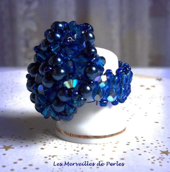 Anel Azul Nocturno com facetas de cristais Swarovski e fiadeiras