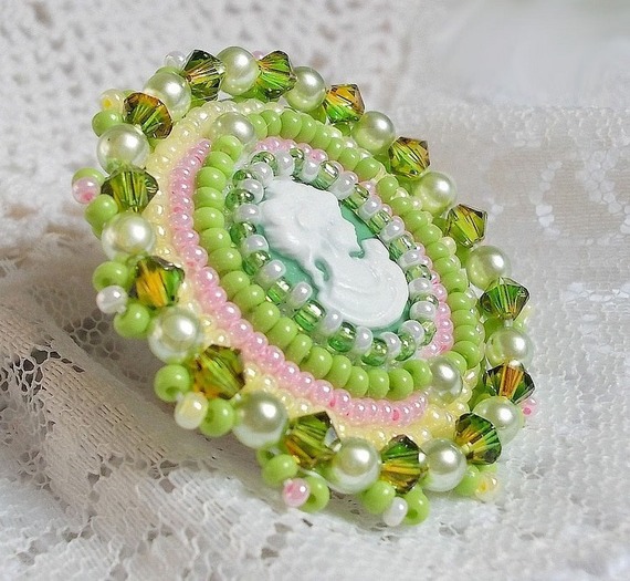 Anisse anel bordado com um retrato de cabochon de resina de uma mulher com rosas e cristais Swarovski