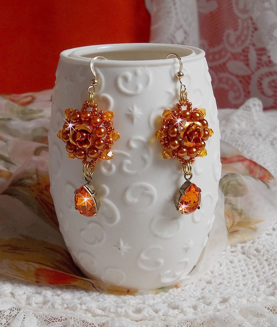 BO Lady in Orange bordada com cristais Swarovski Tangerina, contas de sementes e contas de vidro boémio