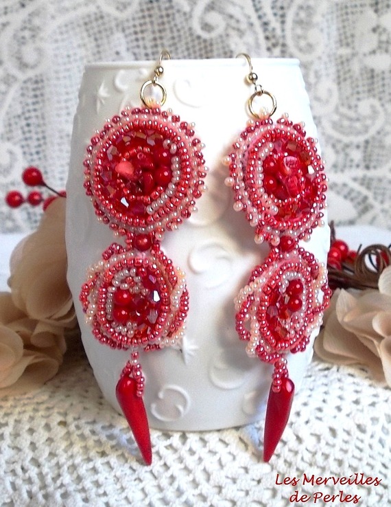 BO Coralie bordada com pedras semi-preciosas de coral, cristais Swarovski, contas de sementes e ganchos de 14 quilates cheios de ouro