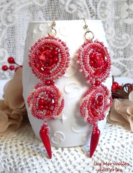 BO Coralie bordada com pedras semi-preciosas de coral, cristais Swarovski, contas de sementes e ganchos de 14 quilates cheios de ouro