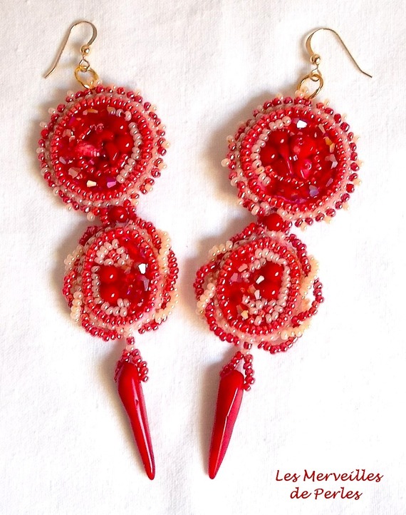 BO Coralie bordada com pedras semi-preciosas de coral, cristais Swarovski, contas de sementes e ganchos de 14 quilates cheios de ouro