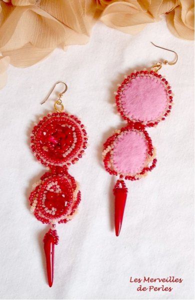 BO Coralie bordada com pedras semi-preciosas de coral, cristais Swarovski, contas de sementes e ganchos de 14 quilates cheios de ouro