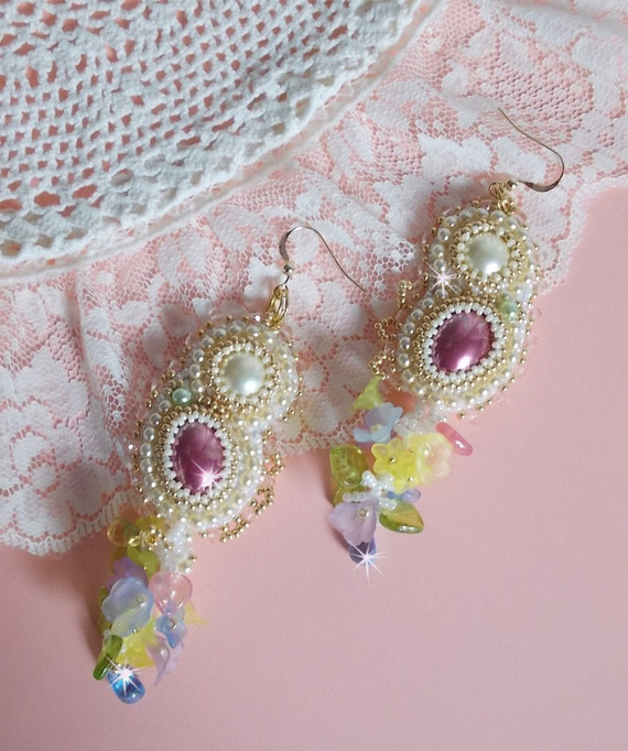 BO Envolvente Fleurie bordado com flores Lucite, cabochões de resina, contas redondas achatadas, contas de sementes e ganchos auriculares de 14 quilates