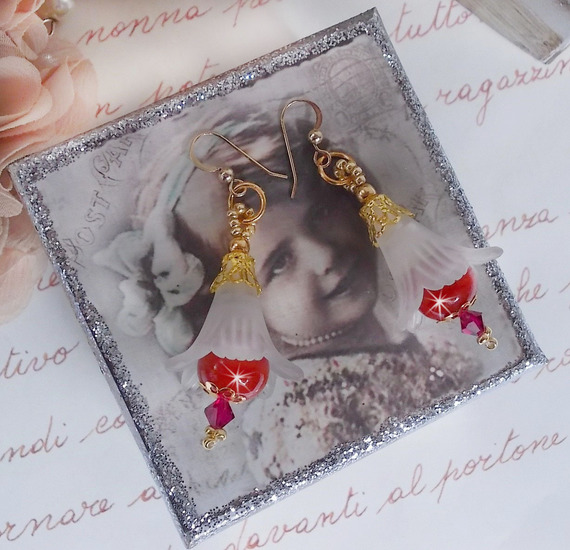 BO Secret Oriental com contas de cerâmica e flores Lucite e ganchos auriculares de 14 quilates