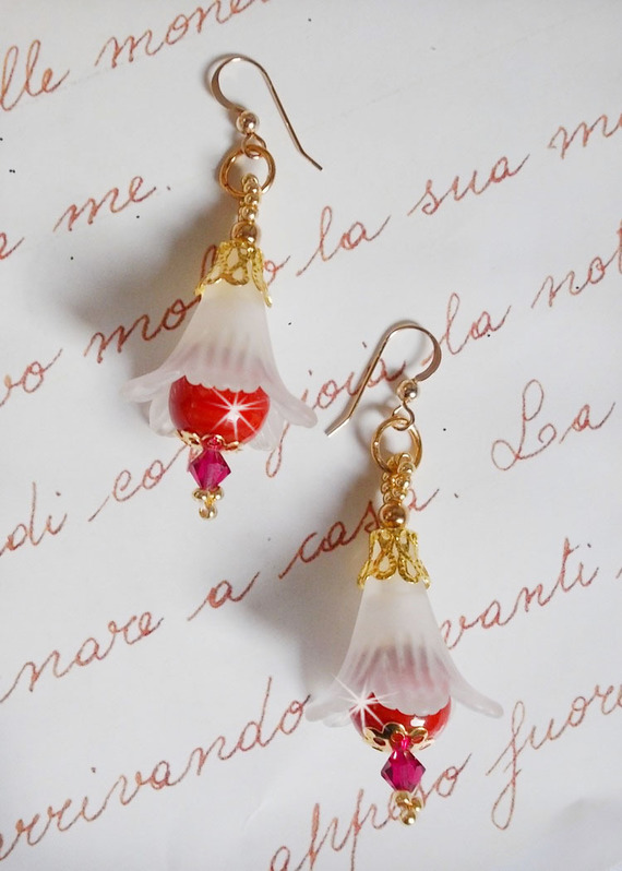 BO Secret Oriental com contas de cerâmica e flores Lucite e ganchos auriculares de 14 quilates