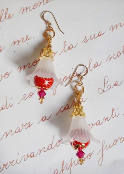BO Secret Oriental com contas de cerâmica e flores Lucite e ganchos auriculares de 14 quilates