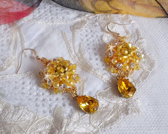 BO Girassol Ouro bordado com cristais Swarovski, rosas metálicas e missangas de sementes Miyuki