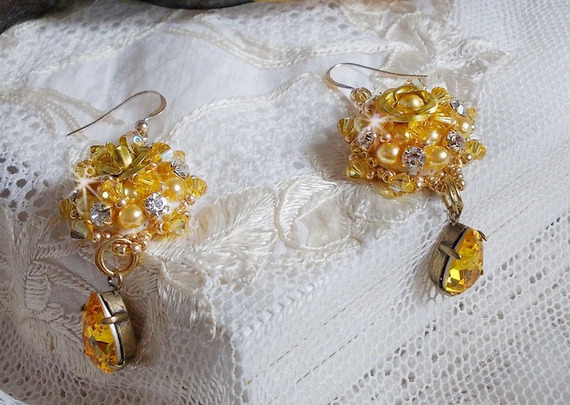 BO Girassol Ouro bordado com cristais Swarovski, rosas metálicas e missangas de sementes Miyuki